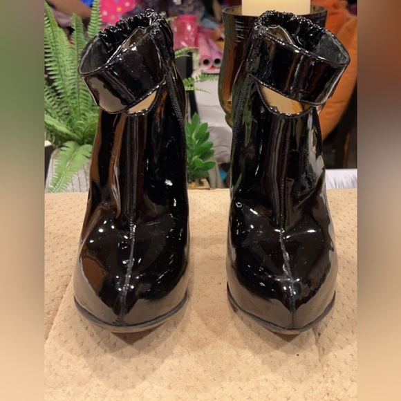 Report Signature | Women’s Patent Leather Booties Boots Shoes Size 7 - Picture 2 of 5